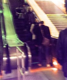 Mit Rucksack auf der Rolltreppe & im Gedränge