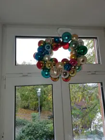 Türkranz aus Christbaumkugeln & Drahtkleiderbügel basteln