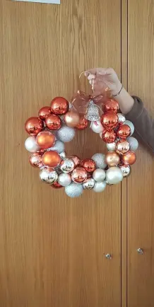 Türkranz aus Christbaumkugeln & Drahtkleiderbügel basteln