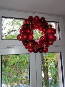 Türkranz aus Christbaumkugeln & Drahtkleiderbügel basteln