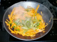 Asiatische Möhrengemüsepfanne mit Hähnchenbrust - kalorienarm & leicht