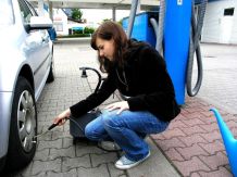 Unbedingt regelmäßig die Autoreifen prüfen