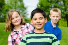 Kinder zum Spielen im Freien anregen