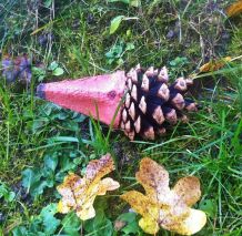 Herbstbasteln: Igel aus Zapfen und Eierkarton