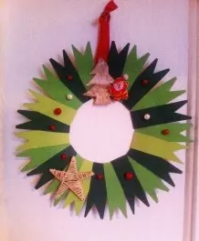 Weihnachtlichen Tür- oder Wandkranz basteln