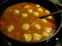 Ein deftiger Winter-Eintopf mit Hackfleisch und Semmelknödel