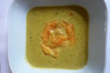 Vegane Erbsen-Estragon-Suppe mit Mangodip