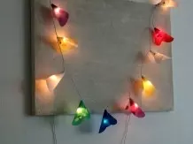 Lichterkette mit selbst gebastelten Schirmchen