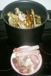 Kraftsuppe aus Gänseknochen zubereiten