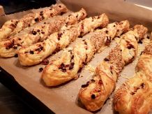 Knusperstangen aus Blätterteig mit Schinken und Käse