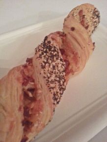Knusperstangen aus Blätterteig mit Schinken und Käse