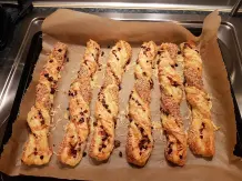 Knusperstangen aus Blätterteig mit Schinken und Käse