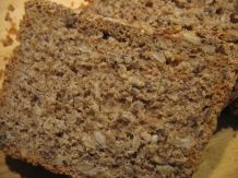 Einfaches Dinkel-Vollkorn-Brot mit Haferflocken und Kernen