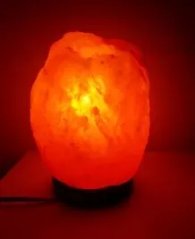 Salzkristalllampe im Schlafzimmer
