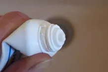 Zahnpasta- & Cremetuben nahezu vollständig entleeren