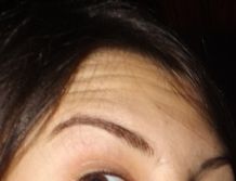 Perfekte Augenbrauen mit Mascarabürstchen und Haarspray