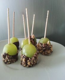 Fingerfood-Trauben im Schokomantel