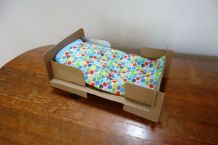 Puppenbett aus Pappe selber machen
