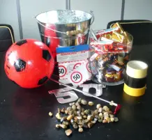 Bauherrengeschenk: Süßigkeitenbaum und ein Eimer "Kies"