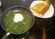 Spinat-Feta-Strudel mit frischem Wildlachs