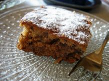 Früchtekuchen mit Apfel, Datteln und Nüssen