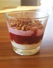Früchte-Frischkäse-Joghurt Dessert
