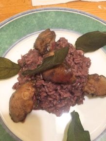 Rotweinrisotto mit Leber und Salbeichips