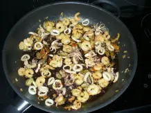Meeresfrüchte mit Spinat auf Spaghetti