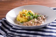 Kalbsleber-Rahmgulasch mit Äpfeln und Zwiebeln
