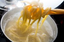 Nudeln kochen - Zeit und Energie sparen