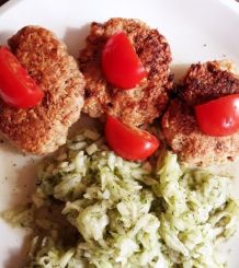 Bratlinge aus Haferflocken mit süßsaurem Gurkensalat