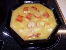Sämige Erbsensuppe nach alter Tradition