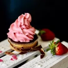 Erdbeer-Vanillepudding Frosting für Muffins