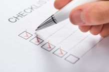 Liste mit persönlichen Ausweisen und Karten machen