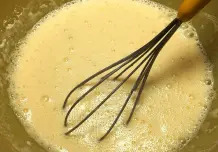Luftige Pfannkuchen mit Apfelscheiben