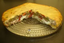 Zucchini-Tarte mit Paprika, Tomaten und Schafskäse
