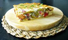 Zucchini-Tarte mit Paprika, Tomaten und Schafskäse