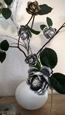 Rosen aus Teelichtschalen basteln