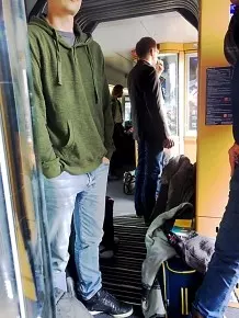 Zug überfüllt - Fahrgäste ohne Reservierung müssen raus