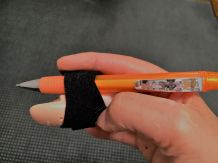 Sicheres Schreiben, trotz Strecksehnenabriss & Fingerschiene