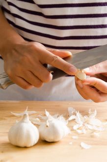 Knoblauch- und Zwiebelgeruch von den Händen entfernen
