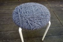 Upcycling: Alten Hocker mit Wolle aufpeppen