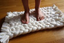 Upcycling: Badematte aus alter Fleecedecke
