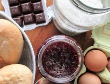 Heißer Schoko-Himbeer-Baiser-Nachtisch aus altbackenen Brötchen