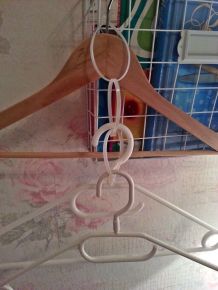 Platz sparen im Kleiderschrank mit Kabelbinder