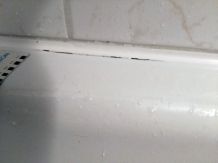 Warum reißen die Silikonfugen rund um die Badewanne?