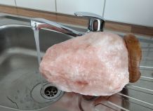 Salzkristall-Lampe von Staub befreien