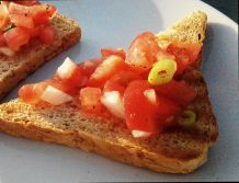 Gut bekömmliche Bruschetta mit Knoblauch, Zwiebeln und Tomaten
