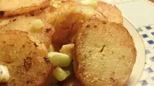 Pellkartoffeln in Scheiben schneiden und gleichzeitig pellen
