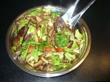 Knuspriger Knoblauch-Brotsalat mit Tomaten und Mischsalat